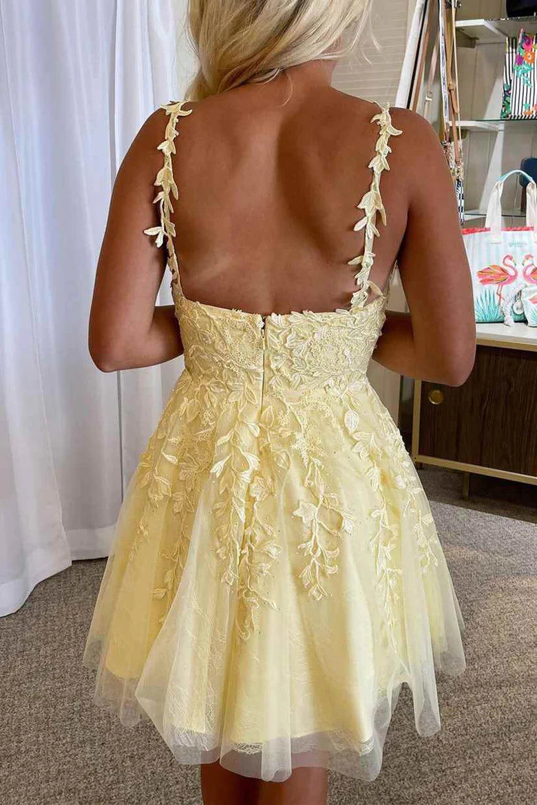 Vestido corto de fiesta de corte A con apliques
